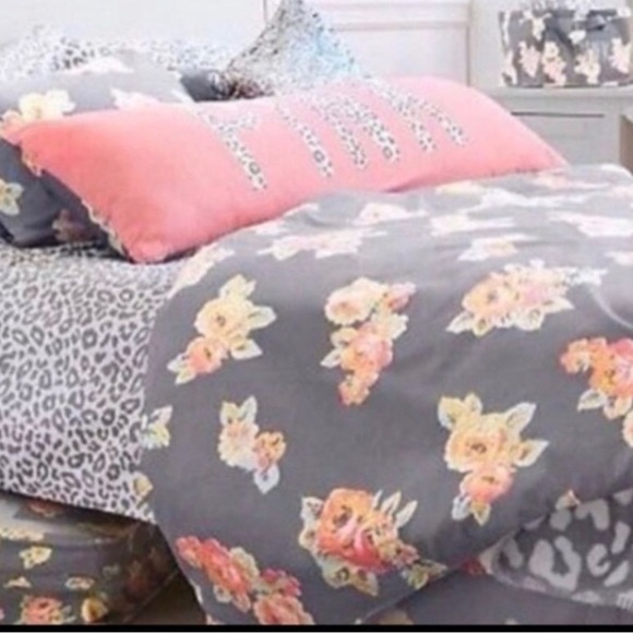 NEW VS PINK FLORAL DORM REVERSIBLE
COMFORTER TWIN - Picture 3 of 8